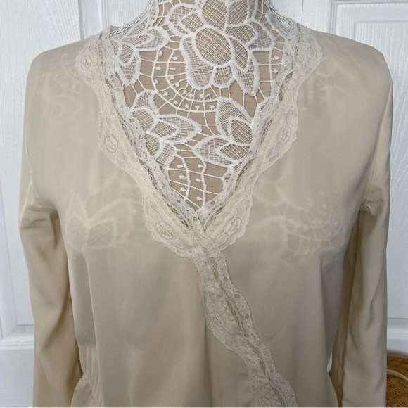 Abercrombie & Fitch cream blouse v neckline with lace trim elastic waist Medium - Picture 3 of 11